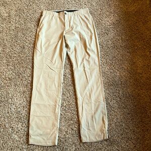 Men’s Under Armour khaki golf pants size 34/36- like new